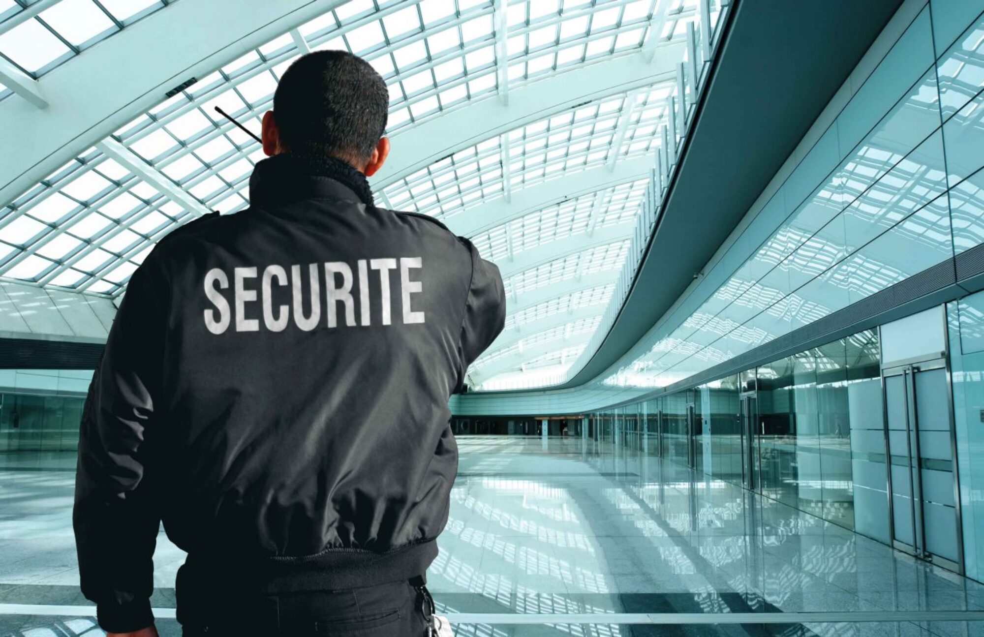 Agent de sécurité qui fait une ronde de surveillance